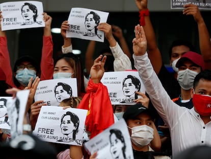 Un grupo de manifestantes sostiene carteles pidiendo la liberación de Aung San Suu Kyi en Yangón, el 7 de febrero de 2021.