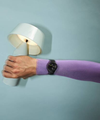 Su caja y su brazalete de cerámica tecnológica en negro mate convierten este Rado True Stratum en un ejercicio de relojería minimalista y casi del futuro. La lámpara es el modelo Bicoca de Marset, diseñado por Christophe Mathieu. Chaqueta Loewe.
