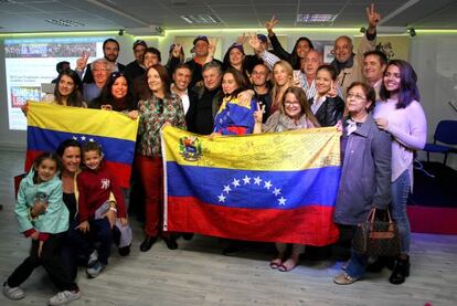 El padre del lider opositor Leopoldo Lopez celebra con otros ciudadanos venezolanos la victoria en en las elecciones.