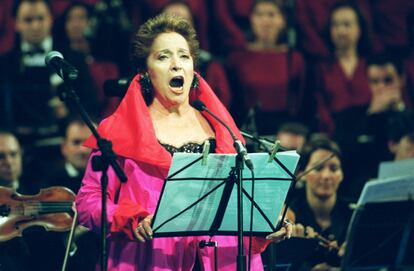 Teresa Berganza, durante una actuación en la plaza de la Virgen de Valencia, en 2003.