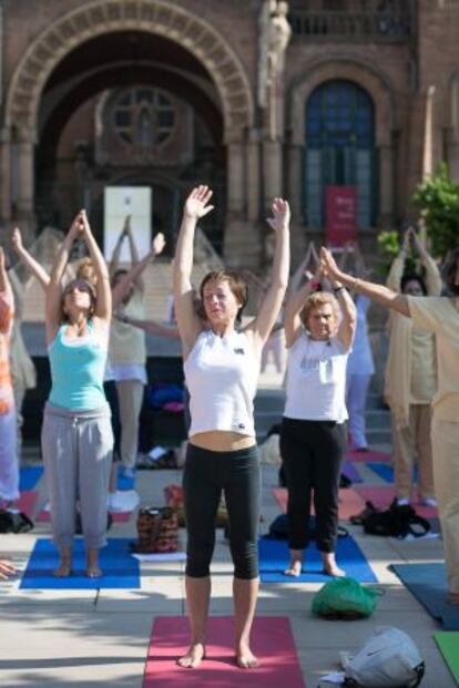Pràctica de ioga al recinte de Sant Pau.