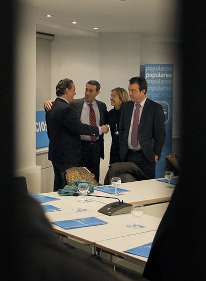 Alfredo Prada (primero por la izquierda) y Manuel Cobo (primero por la derecha), ayer tras la reunión del Comité Ejecutivo del PP.