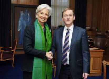 La directora gerente del Fondo Monetario Internacional (FMI), Christine Lagarde (izq), posa junto al primer ministro irlandés, Enda Kenny (dcha), durante su encuentro hoy en Dublín, Irlanda.