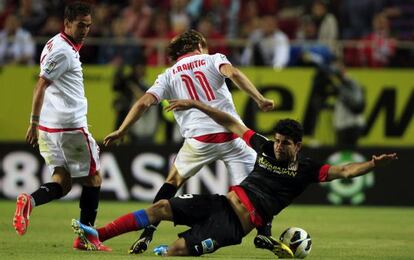 Diego Costa, ante Rakitic en el Sevilla-Atlético.