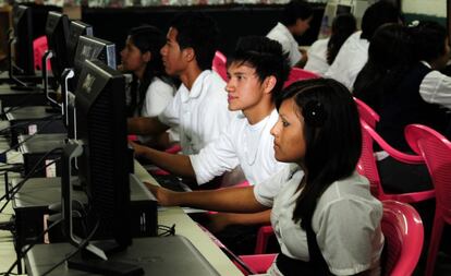 J&oacute;venes en un instituto en Guatemala.