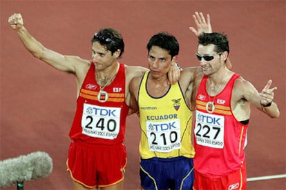 Jefferson Pérez, Paquillo Fernandez y Juan Manuel Molina, abrazados tras la prueba de los 20 kilómetros marcha.