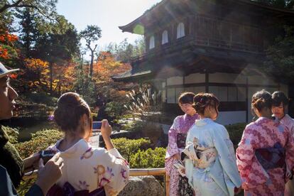 Kioto es visita obligada en cualquier viaje a Japón, un encuentro con la tradición, la belleza y la sensibilidad nipona clásica. Con más de 1.000 templos, cuesta elegir. Merece la pena dedicar un poco de tiempo a buscar información previa y escoger los que más puedan encajar en nuestros gustos. Para los amantes de lo llamativo y majestuoso, es perfecto el esplendor chillón de Kinkaku-ji. Si preferimos el estilo wabi-sabi antes que el rococó, la tranquilidad de Hōnen-in o de Shōren-in nos encajará más. Y además de los templos están los mejores jardines; algunos de ellos en Ginkaku-ji, Ryōan-ji y Tōfuku-ji.