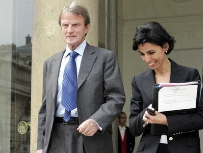 El ministro de Exteriores francés, Bernard Kouchner, y la de Justicia, Rachida Dati, salen ayer del Elíseo.