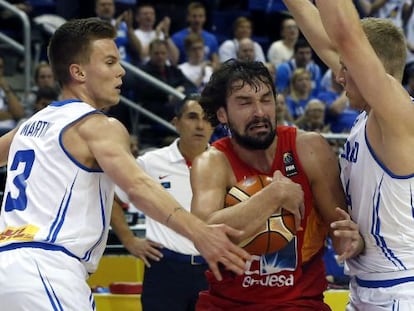 Sergio Llull penetra entre defensores islandeses.