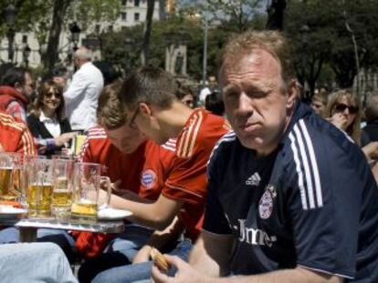 Aficionados del Bayern M&uacute;nich en la plaza Catalunya, en Barcelona.