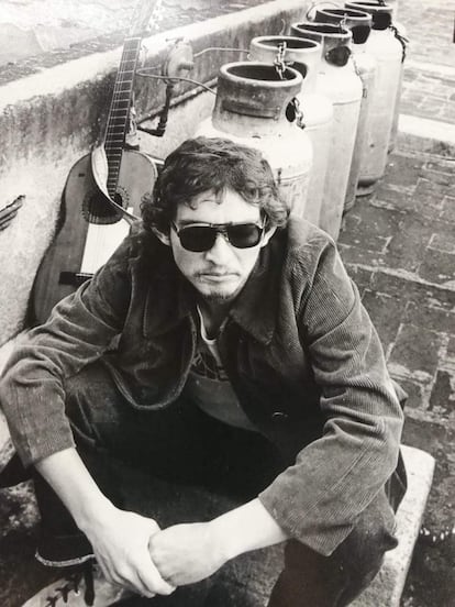 'Rockdrigo' González, en la azotea del edificio donde vivía en la colonia Juárez, en Ciudad de México, en 1985.