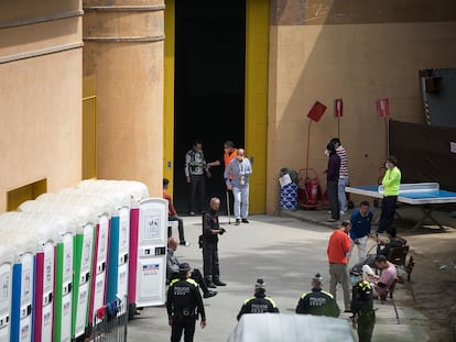 Varias personas acceden al patio de uno de los pabellones pasando un detector de metal.