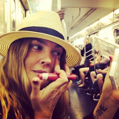 Drew Barrymore.

Para promocionar su línea de maquillaje, Barrymore suele bajar al metro para fotografiarse con sus productos.