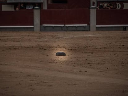 Una montera, sobre la arena del ruedo de Las Ventas.