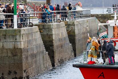 Los Reyes Magos de Oriente saludan a su llegada por mar al puerto de Ferrol, este viernes en A Coruña.
