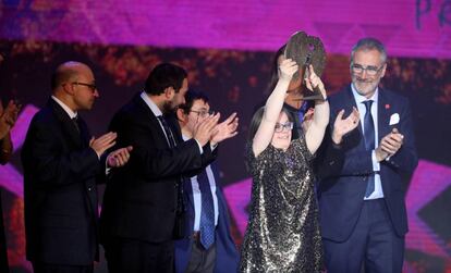 La actriz Gloria Ramos levanta el Forqué al mejor largometraje de ficción para 'Campeones'. A su izquierda aplaude el director, Javier Fesser.