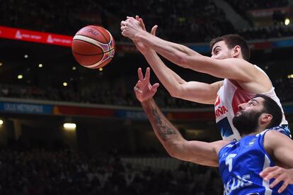 Felipe Reyes se adelanta al griego Yannis Bourousis para conseguir atrapar un balón.