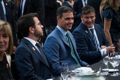 El presidente del Gobierno, Pedro Sánchez, y el de la Generalitat, Pere Aragonès, junto al presidente de Pimec, Antoni Cañete, en la cita anual de la patronal celebrada en el Camp Nou.