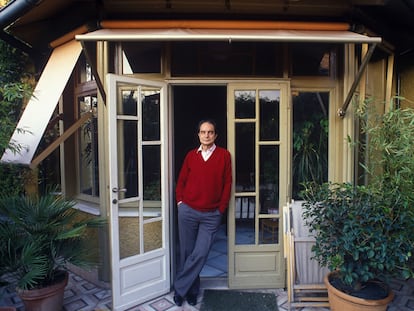 L'escriptor Italo Calvino a la seva casa de Roma, el desembre de 1984.