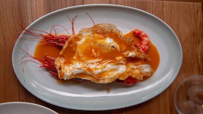 Carabineros en salsa marinera con huevos fritos, uno de los platos del restaurante Almanaque.