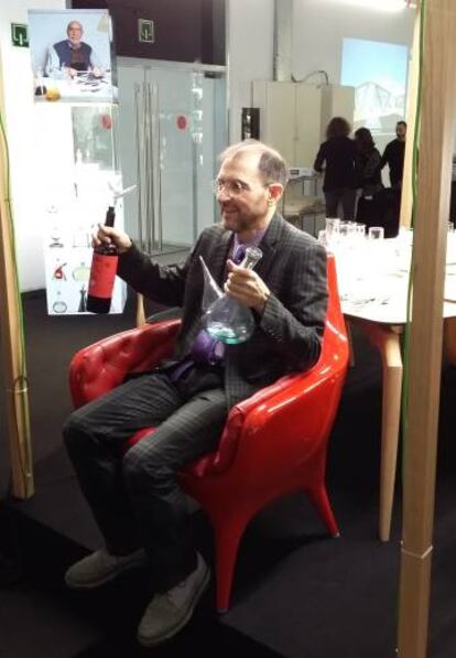 Juli Capella con un porrón y un porrompompero de la exposición Tapas.