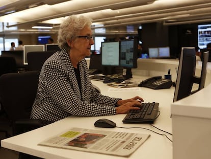 La directora de EL PAÍS, durante su charla con los lectores.