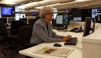 La directora de EL PAÍS, durante su charla con los lectores.