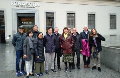 Mercedes Coghen (derecha) con miembros de la federación internacional de triatlón en el Reina Sofía.