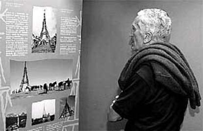 Un hombre visita la exposición sobre al cruz del Gorbea.