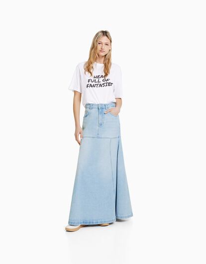 Si buscas una ‘extralarge’ no dejes de mirar esta opción de Bershka, en tono azul claro, con efecto lavado y que queda, casi, a ras del suelo. Sin duda, la opción más ‘hippy’.