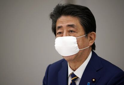 El primer ministro japonés, Shinzo Abe, declara el estado de emergencia en su país para frenar la expansión del coronavirus, en su residencia oficial, en Tokio.