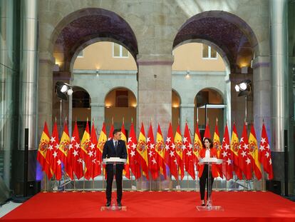El presidente del Gobierno, Pedro Sánchez, y la presidenta de la Comunidad de Madrid, Isabel Díaz Ayuso, en su encuentro en la sede del Ejecutivo regional, en la Puerta del Sol, este lunes.