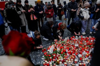Velas en homenaje a las víctimas, este jueves en Praga.