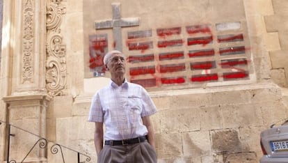 José Gallego, delante del muro del que tachó los nombres.