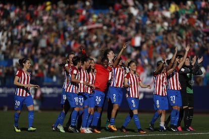 Las jugadoras del Atlético de Madrid celebran la victoria ante el Barcelona con la afición rojiblanca en el estadio Vicente Calderón.