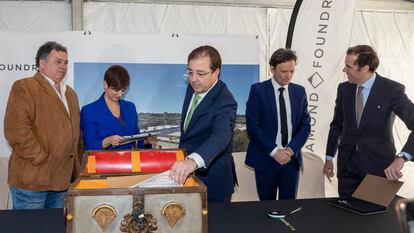 El presidente de la Junta de Extremadura, Guillermo Fernández Vara, en el centro, y la ministra de Política Territorial, Isabel Rodríguez, durante el acto por la primera piedra de la fábrica.
