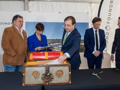 El presidente de la Junta de Extremadura, Guillermo Fernández Vara, en el centro, y la ministra de Política Territorial, Isabel Rodríguez, durante el acto por la primera piedra de la fábrica.