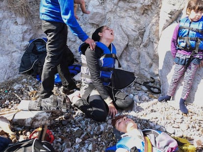 Un grupo de inmigrantes que viajaban en zodiac arriban a la costa de la isla de Lesbos.