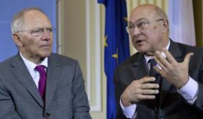 El ministro alemán de Finanzas, Wolfgang Schäuble (izq), y su homólogo francés, Michel Sapin, ofrecen una rueda de prensa conjunta en Berlín (Alemania) hoy.