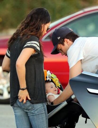 Ashton Kutcher, Mila Kunis y su hija Wyatt.