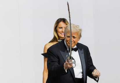 El presidente de EE UU, Donald Trump, posa con un sable en uno de los bailes inaugurales de su presidencia, este lunes en Washington. 