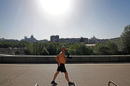 Hombre recorre Madrid Río sin camiseta, este jueves.