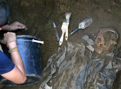 Miembros de la Asociación de la Recuperación de la Memoria Histórica exhuman los restos en una fosa  en As Pontes, Galicia.