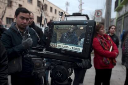 Un monitor muestra a Vidal durante la audiencia.