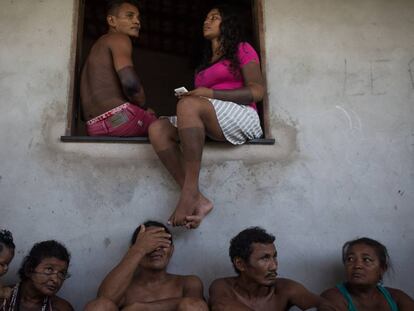 Un grupo de indios de la etnia gamela se re&uacute;nen en la aldea Cajueiro Pira&iacute;, en Viana.