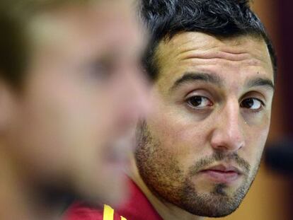 Cazorla, al fondo, en la rueda de prensa con Monreal.