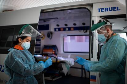 Dos trabajadores de la única ambulancia covid de Teruel, este viernes.
Foto: Inma Flores