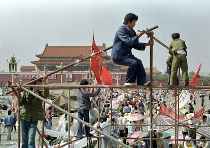 Os ativistas do 'primavera de Pequim' começaram a estabelecer assentamentos na Praça Tiananmen no final de maio de 1989. Na foto, vários apoiadores montaram uma tenda na Praça Tiananmen em 26 de maio de 1989.