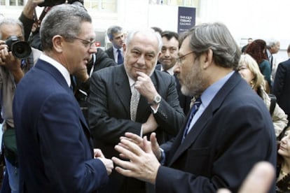 Alberto Ruiz-Gallardón conversa con Jaime Lissavetzky en presencia del hijo de Tierno Galván, Enrique Tierno Pérez-Relaño.