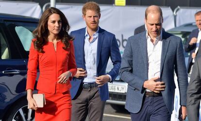 Los pr&iacute;ncipes Enrique y Guillermo, junto a Kate Middleton en una foto de archivo. 